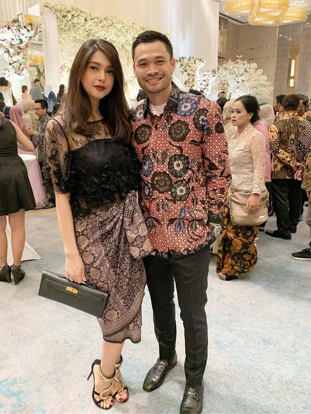 Gaya Nabila Syakieb Hadiri Pernikahan Citra Kirana dan Rezky Aditya (sumber: instagram/nsyakieb85)