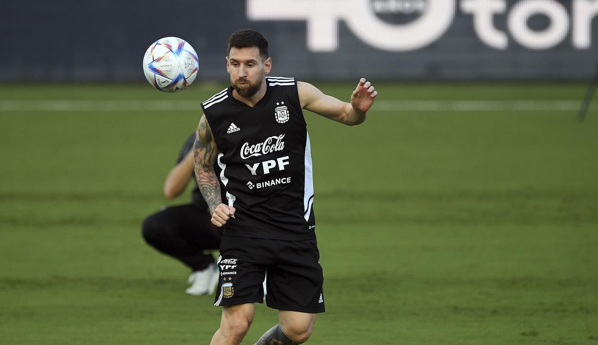 Timnas Argentina akan menghadapi dua laga uji coba dalam FIFA Matchday di Amerika Serikat, yaitu melawan Honduras dan Jamaika. Laga menghadapi Honduras yang akan berlangsung pada Sabtu (24/9/2022) pagi WIB dipastikan akan diperkuat oleh bintang Albiceleste, Lionel Messi, yang telah tiba di Amerika Serikat dan ikut bergabung dalam sesi latihan terakhir. Yuk intip aksi-aksinya. (AP/Michael Laughlin)