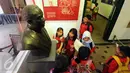 Sejumlah murid SD mengerumuni patung Wakil Presiden RI Pertama, Mohammad Hatta yang ada di Museum Sumpah Pemuda, Jakarta, Selasa (27/10). Jelang peringatan 87 tahun Sumpah Pemuda, museum ini ramai dikunjungi masyarakat. (Liputan6.com/Helmi Fithriansyah)