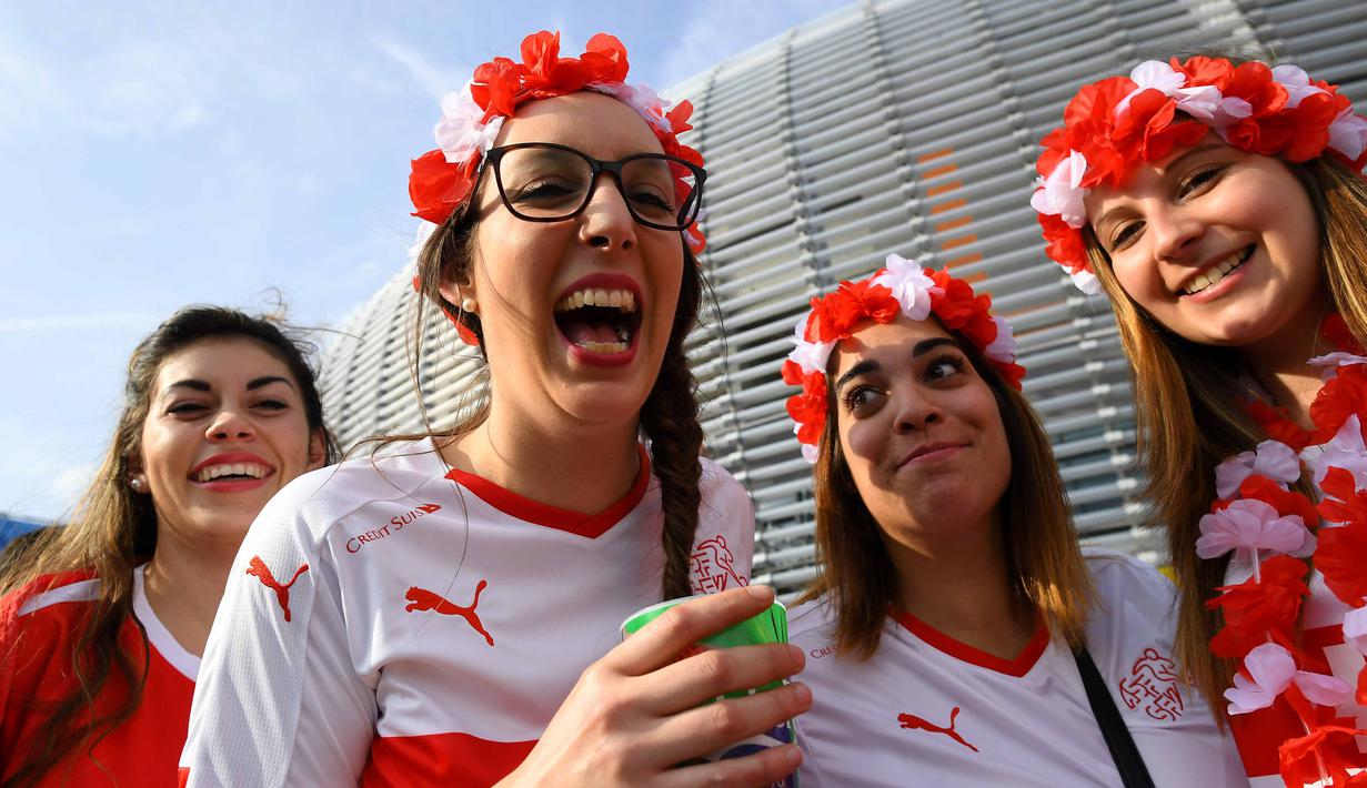 Fans asal  Swiss terlihat bersemangat mendukung timnya melawan Prancis pada grup A Euro 2016 di Stadion Pierre-Mauroy, Lille (20/6/2016) WIB. (AFP/Franck Fife)