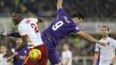 Pemain AS Roma, Antonio Rudiger (kiri) berebut bola dengan pemain Fiorentina, Nikola Kalinic dalam lanjutan Serie A Italia di Stadion Artemio Franchi, Florence, Senin (26/10/2015) dini hari WIB. (Reuters/Giampiero Sposito)
