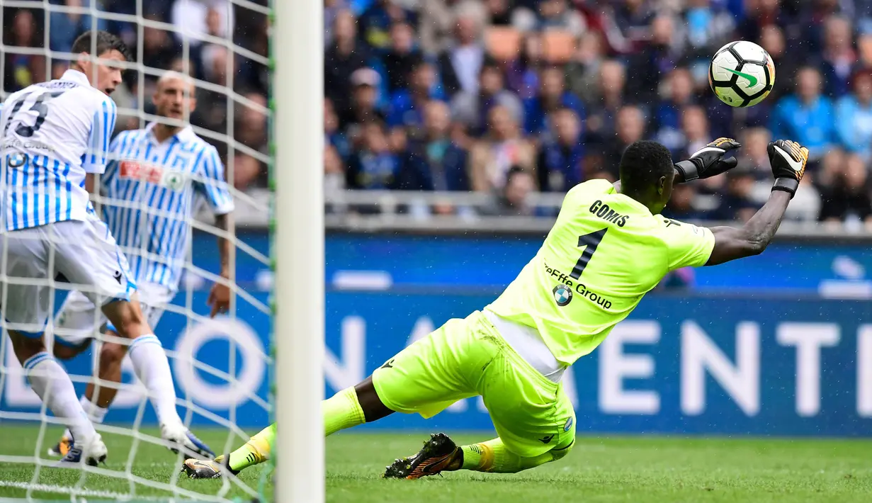 Kiper SPAL, Alfred Gomis, berusaha menangkap bola saat pertandingan melawan Inter Milan pada laga Serie A di Stadion Giuseppe Meazza, Minggu (10/9/2017). Inter Milan menang 2-0 atas SPAL. (AFP/Miguel Medina)