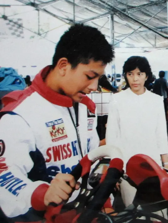 Didampingi sang bunda, Rio Haryanto tampil dalam Kejurnas Karting Seri IV di Sirkuit Kenjeran Park Surabaya tahun 2003. (Bola.com/Dok.pribadi)