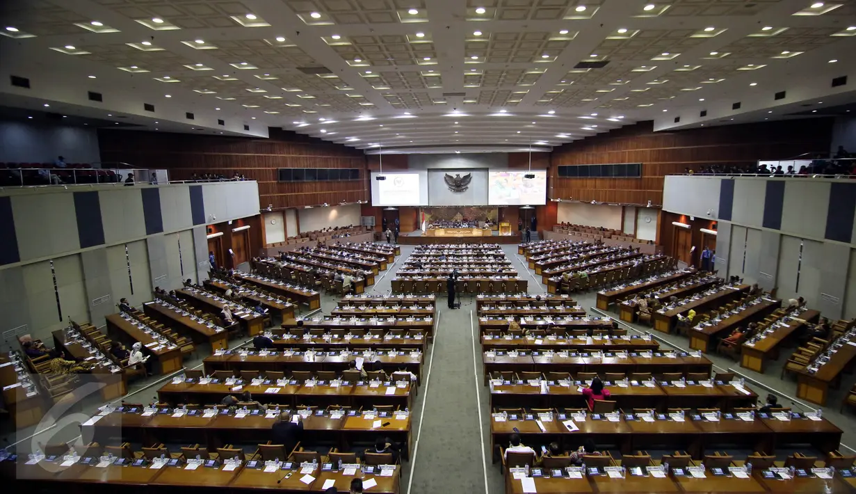 Suasana rapat paripurna ke-5 tahun 2016-2017 di Kompleks Parlemen, Senayan, Jakarta, Selasa  (6/9). Dalam rapat tersebut dibacakan surat Presiden Jokowi terkait pengajuan nama Komjen Budi Gunawan sebagai calon Kepala BIN. (Liputan6.com/Johan Tallo)