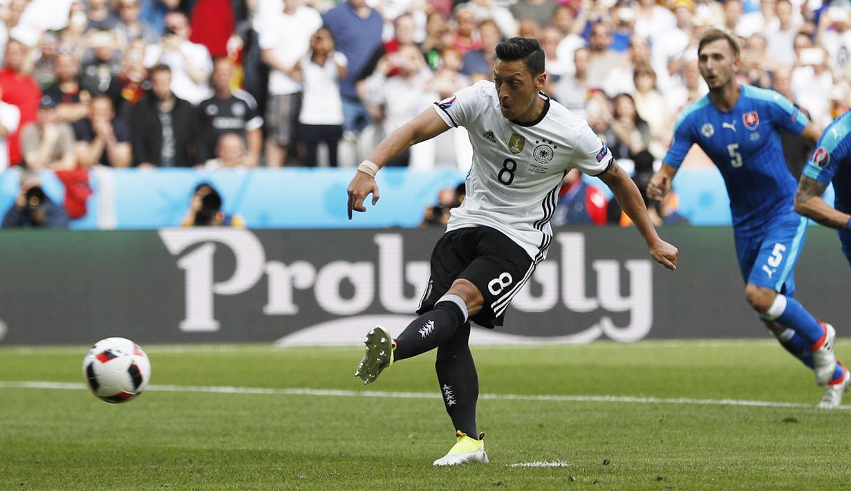 AKsi Mesut Ozil  bersama timnas Jerman melawan Slovakia pada piala Eropa 2016, pemain Arsenal ini bermain apik dan menjadi starter utama Der Panser. (REUTERS/Lee Smith)