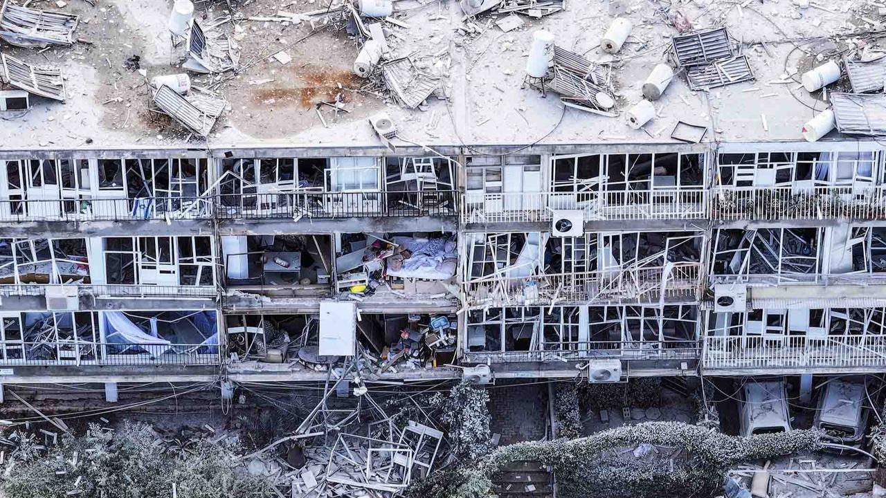 FOTO: Pemandangan Mengenaskan, Rudal Balistik Iran Hancurkan Bangunan di Kota Bat Yam Israel