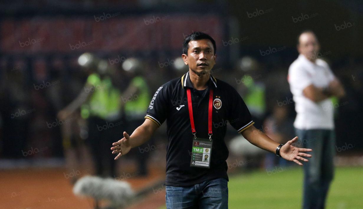 Aksi Pelatih Sriwijaya FC, Widodo C. Putro saat memprotes wasit saat laga Torabika SC 2016 di Stadion Utama Gelora Bung Karno, Jakarta (24/6/2016). (Bola.com/Nicklas Hanoatubun)
