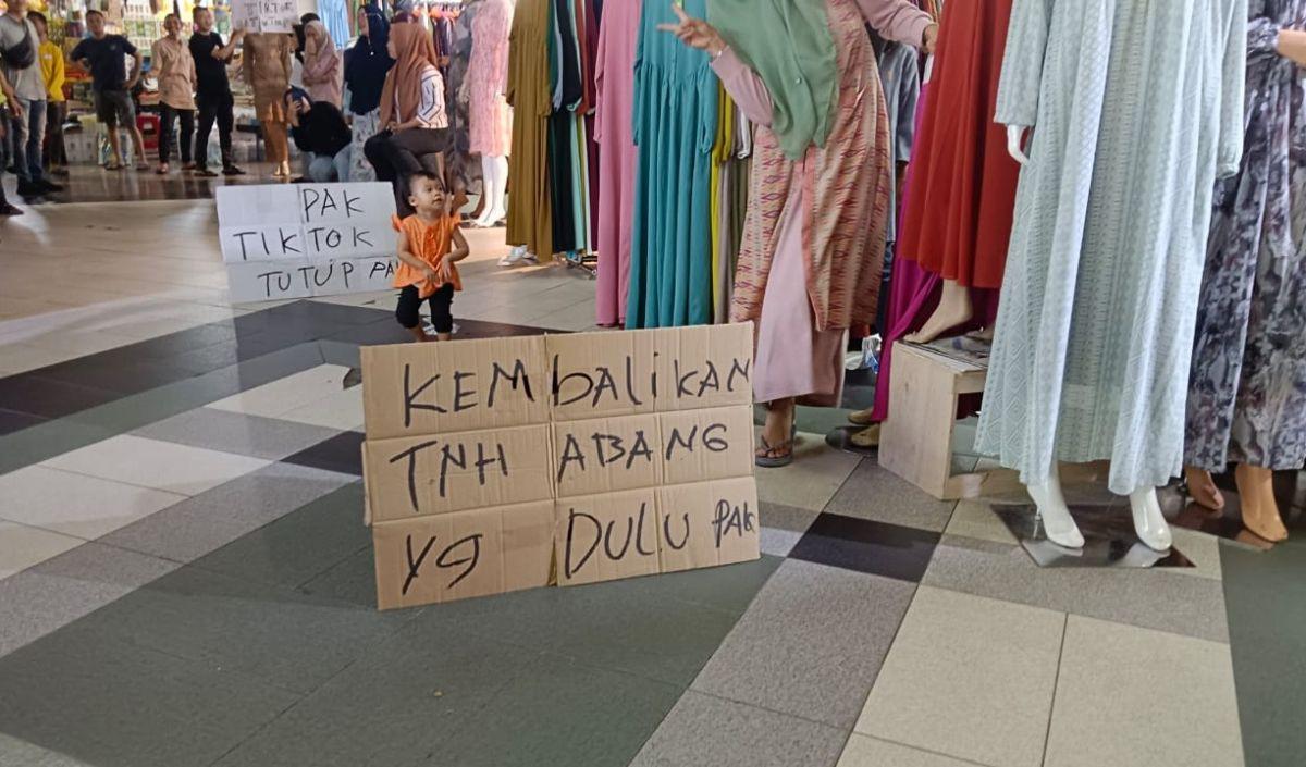 Mendag menjelaskan, pihaknya akan menata kembali, sehingga pihak UMKM&nbsp;&nbsp;dan penjual offline tidak dirugikan dengan kehadiran penjual di&nbsp;TikTok.&nbsp;