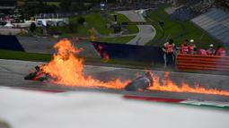 Terlihat dalam tayangan ulang Dani Pedrosa mengalami highside usai tikungan ketiga dan motor KTM RC16nya berada di tengah trek. (Foto: AFP/Joe Klamar)