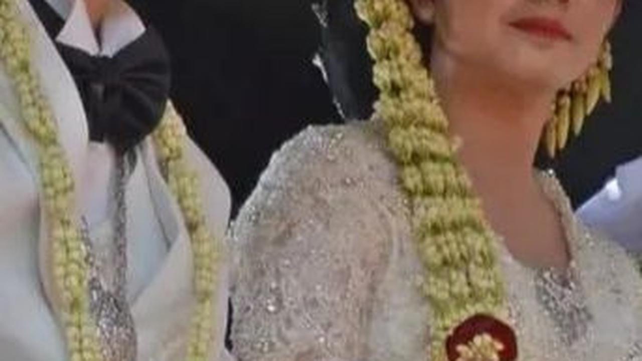 Pakai Kebaya Putih