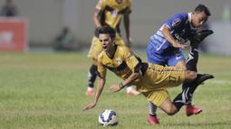 Pemain Mitra Kukar, Carlos Raul berebut bola dengan pemain Persib, Firman Utina pada leg pertama semi final Piala Presiden di Stadion Aji Imbut, Tenggarong, Minggu (4/10/2015). (Bola.com/Vitalis Yogi Trisna)