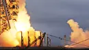Roket Falcon 9 milik SpaceX mengeluarkan semburan api jelang meluncur dari landasan 39A, Kennedy Space Center, Florida, AS, Minggu (19/2). Dikabarkan roket Falcon 9 itu berhasil mendarat kembali ke tempat awal. (AFP PHOTO / BRUCE WEAVER) 