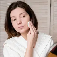 Mengaplikasikan Cushion (Foto: Freepik.com)