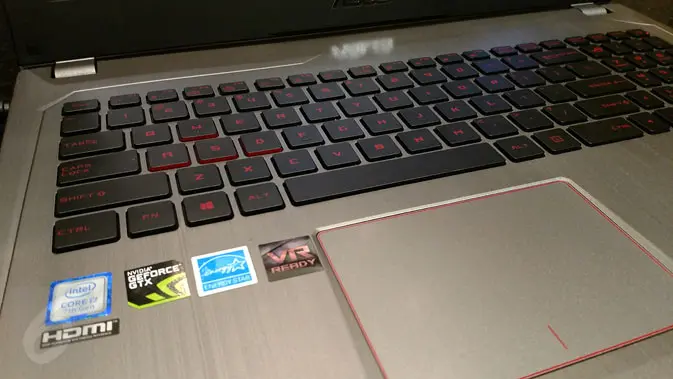 Keyboard dan trackpad di Asus ROG Strix GL502VM. Liputan6.com/ Yuslianson