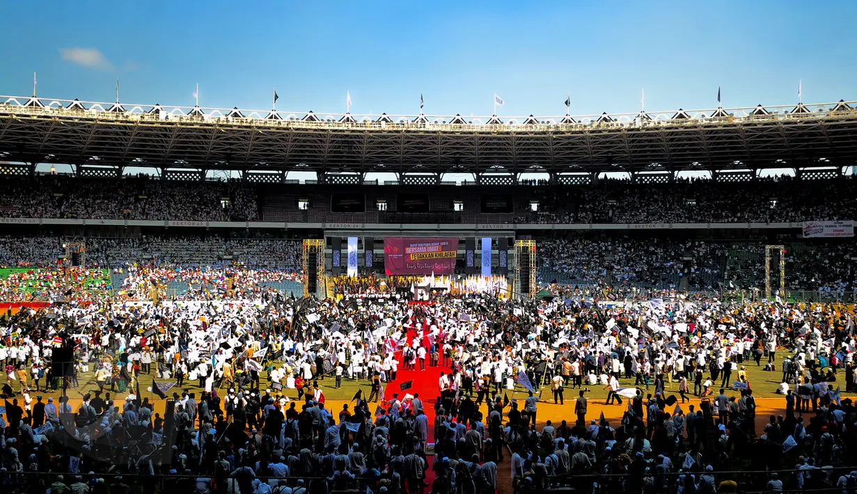 Massa Hizbut Tahrir Indonesia (HTI) mengadakan Rapat dan Pawai Akbar (RPA) 2015 bertema "Bersama Umat Tegakkan Khilafah" di Stadion Gelora Bung Karno, Jakarta, Sabtu (30/5/2015). (Liputan6.com/Yoppy Renato)