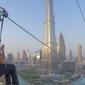 Putra Mahkota Dubai Sheikh Hamdan bin Mohammed, menjajal zip line urban terbesar di dalam kota. (@xline)