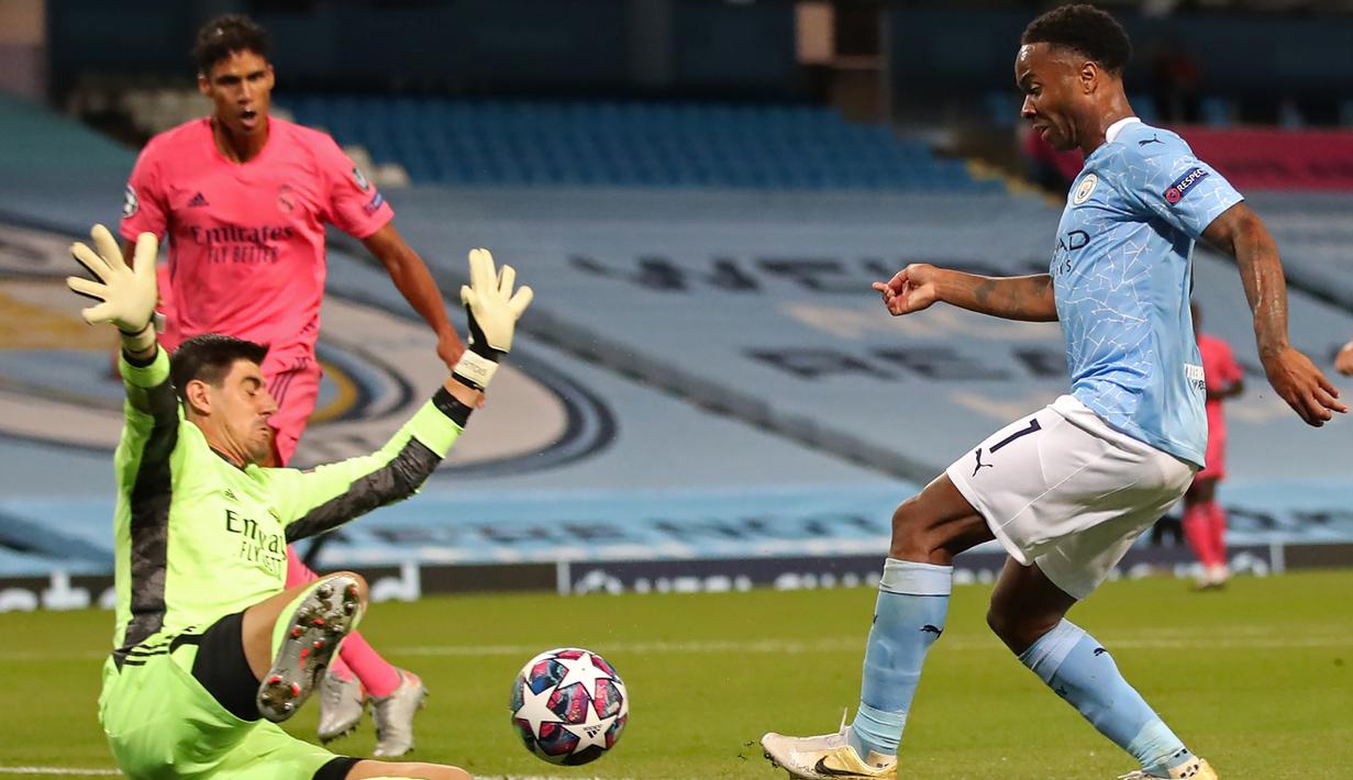 Gelandang Manchester City, Raheem Sterling, berusaha mencetak gol ke gawang Real Madrid pada laga leg kedua 16 besar Liga Champions di Etihad Stadium, Sabtu (8/8/2020) dini hari WIB. Manchester City menang 2-1 atas Real Madrid. (AFP/Nick Potts/pool)