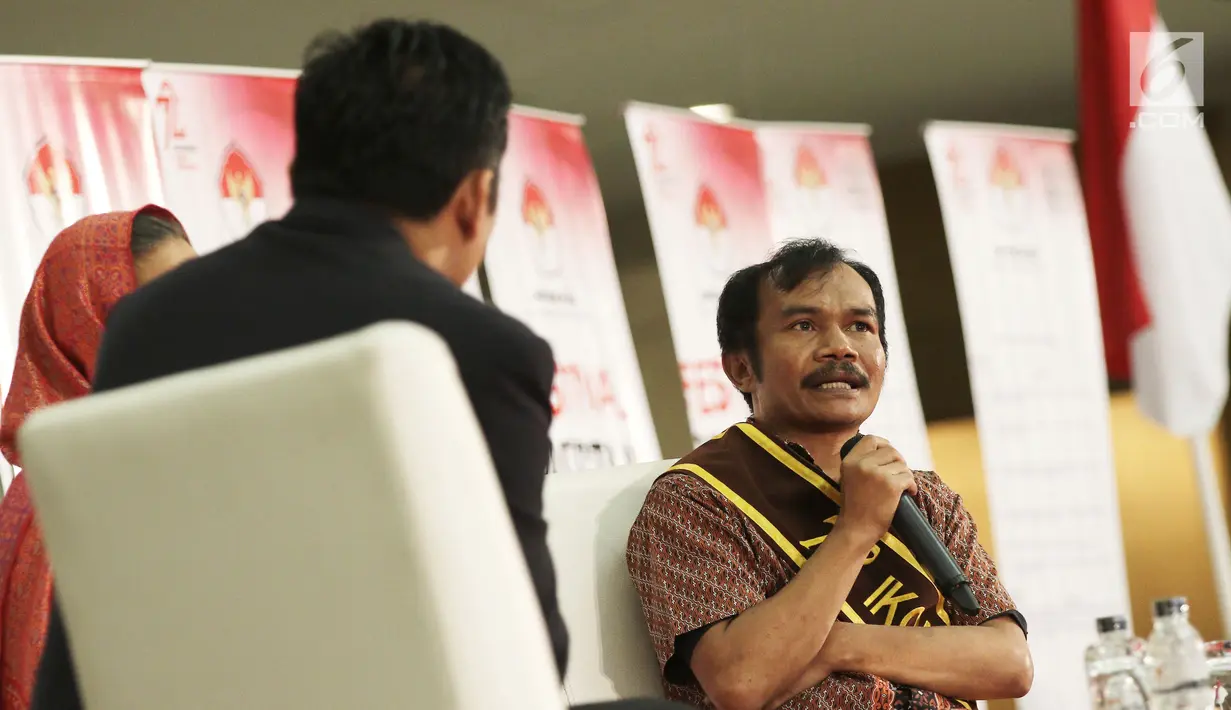 Aktivis tani Indonesia, Masril Koto menjadi pembicara dalam Dialog Sambung Rasa dan Interaktif pada Festival Prestasi Indonesia di Jakarta, Selasa (22/8). Dialog ini mengenai Pancasila dan Pengembangan Ekonomi Rakyat. (Liputan6.com/Herman Zakharia)