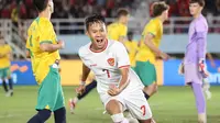 Selebrasi striker Timnas Indonesia U-16, Muhammad Zahaby Gholy setelah mencetak gol pertama ke gawang Timnas Australia U-16 pada laga semifinal Piala AFF U-16 2024 di Stadion Manahan, Solo, Senin (1/7/2024). (Bola.com/Abdul Aziz)