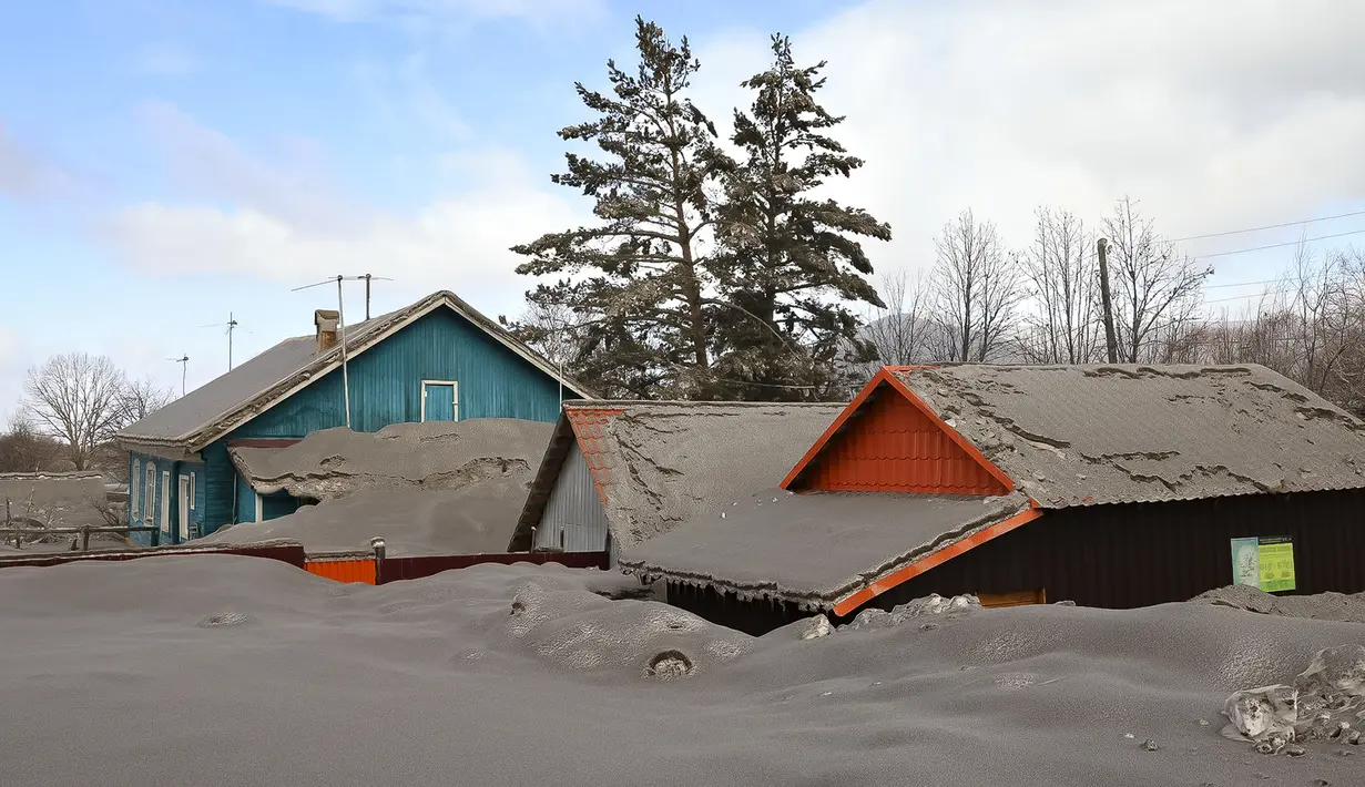 Abu vulkanik menutupi tanah dan rumah-rumah setelah gunung berapi Shiveluch meletus di desa Klyuchi di Semenanjung Kamchatka di Rusia, Rabu (12/4/2023). (AP Photo/Yury Demyanchuk)