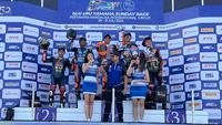 Arai Agaska Dibani Laksana&nbsp;harus puas meraih podium ketiga&nbsp;(dua dari kanan) pada hari pertama bLu cRU Yamaha Sunday Race 2024 di Sirkuit Mandalika, Lombok, Nusa Tenggara Barat, Sabtu (20/7/2024) sore WITA. (Bola.com/Rizki Hidayat)