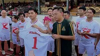 Ketua Umum PSI Kaesang Pangarep menyerahkan rekomendasi dalam bentuk jersey ke KGPAA Mangkunegara X untuk menjadi bakal calon Wali Kota Solo di Pilkada 2024.(Liputan6.com/Fajar Abrori(