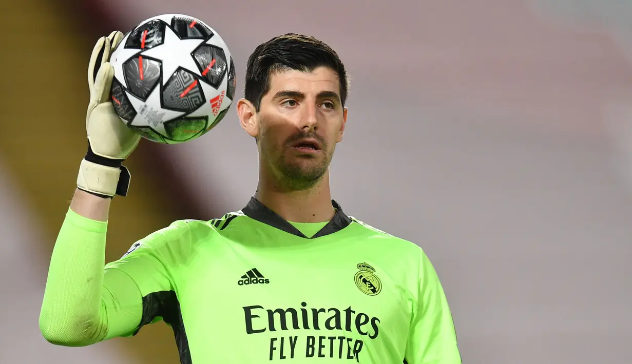Thibaut Courtois. Kiper yang kini memperkuat Real Madrid ini dahulunya adalah seorang bek kiri. Ia menjadi bek kiri di klub masa kecilnya, Bilzen V.V. Debut sebagai kiper terjadi saat berusia 7 tahun ketika memperkuat Racing Genk. (AFP/Paul Ellis)