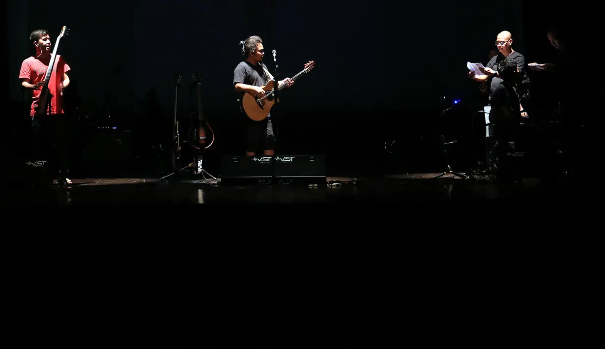 "New episode kali ya, petualangan dengan Payung akan berakhir di 2018. Saya yang mundur sih. I will not let the ship collapse. Tetapi mereka tetap berjalan. Maksud gue mereka tetap jalan tanpa gue," tutur Is kepada awak media. (Deki Prayoga/Bintang.com)