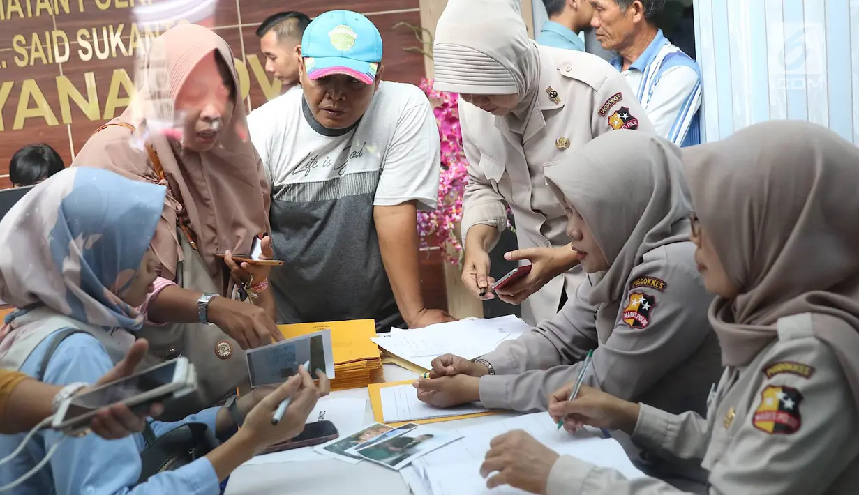 Keluarga korban pesawat Lion Air JT 610 menyerahkan dokumen di Posko Antemortem RS Polri Kramat Jati, Selasa (30/10). Para anggota keluarga itu diperiksa untuk mendukung pemeriksaan antemortem korban insiden pesawat itu. (Liputan6.com/Immanuel Antonius)