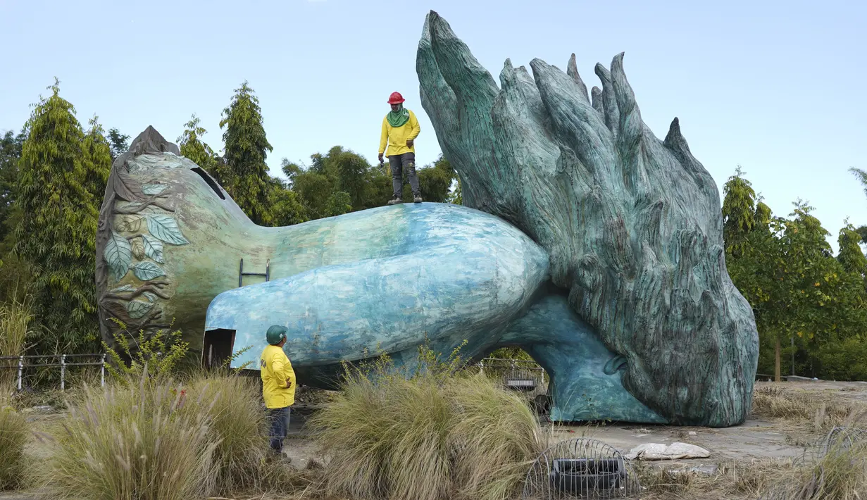 Pekerja dari Kementerian Pekerjaan Umum menghancurkan monumen Rekonsiliasi, yang dibangun untuk mengenang perjanjian perdamaian yang mengakhiri perang saudara El Salvador, di San Salvador, Rabu (3/1/2024). (Marvin RECINOS / AFP)