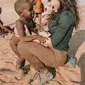 Nikita Willy menggendong anak suku Himba di Namibia, seperti adiknya sendiri (Dok.Instagram/@nikitawillyofficial94/https://www.instagram.com/p/B2ipuVbnIrC/Komarudin)