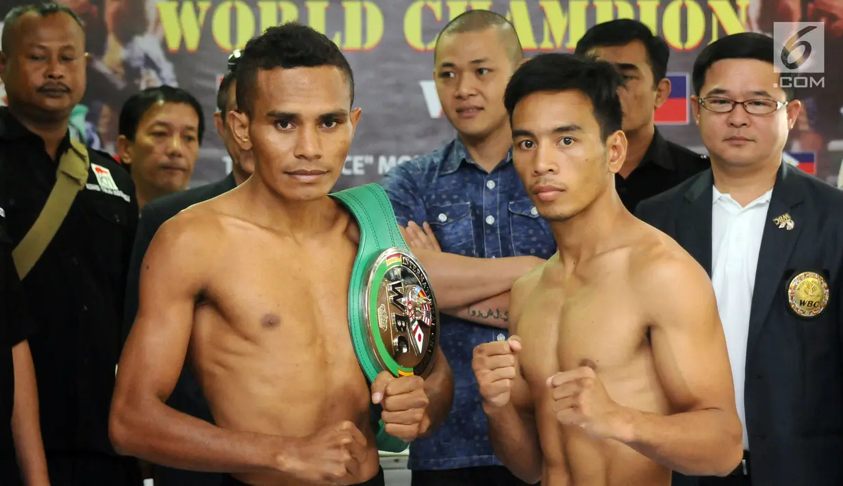 Petinju Indonesia Tibo Monabesa (kiri depan) bersama Arnold Garde (Filipina) usai melakukan timbang badan di GOR Cendrawasih, Jakarta, Jumat (19/5). Tibo akan mempertahankan gelar WBC Internasional Silver. (Liputan6.com/Helmi Fithriansyah)