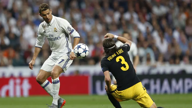 Penggawa Real Madrid Cristiano Ronaldo (kiri) mengambil ancang-ancang sebelum mencetak gol kedua ke gawang Atletico Madrid pada semifinal Liga Champions. Real Madrid menang 3-0 pada leg pertama di Estadio Santiago Bernabeu, Rabu (3/5/2017) dinihari WIB.