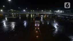 Sejumlah truk yang akan menyeberang terlihat di Pelabuhan Merak, Banten, Selasa (19/5/2020). Memasuki H-6 Lebaran, arus penyeberangan penumpang maupun kendaraan terpantau masih sepi. (merdeka.com/Imam Buhori)
