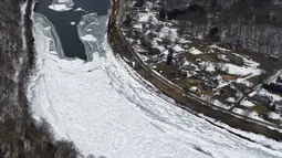 Es menutupi Sungai Allegheny di Brady's Bend, East Brady, Pennsylvania, Amerika Serikat, Selasa (23/2/2021). Dengan musim dingin yang terus-menerus, ada kemacetan es di sepanjang Sungai Allegheny utara. (Matt Freed/Pittsburgh Post-Gazette via AP)