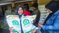 Pemerintah melalui Perum Bulog kembali menyalurkan bantuan sosial (bansos) BPNT berupa beras kepada Penerima Bantuan Pangan (PBP) hingga akhir Juli 2025. (merdeka.com/Arie Basuki)