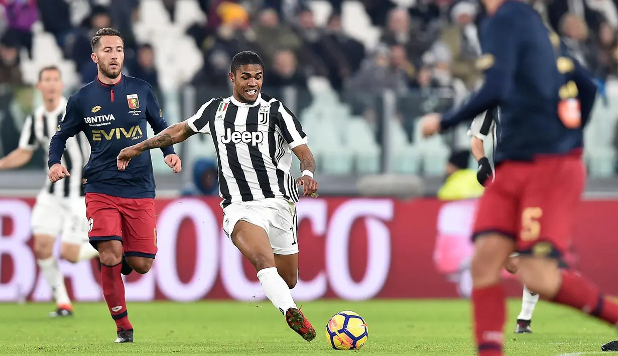 Pemain Juventus, Douglas Costa berebut bola dengan pemain Genoa, Andrea Bertolacci dalam lanjutan pertandingan Serie A di Stadion Allianz, Turin, Senin (22/1). Juventus menang tipis 1-0 berkat gol semata wayang Costa. (Alessandro Di Marco/ANSA via AP)