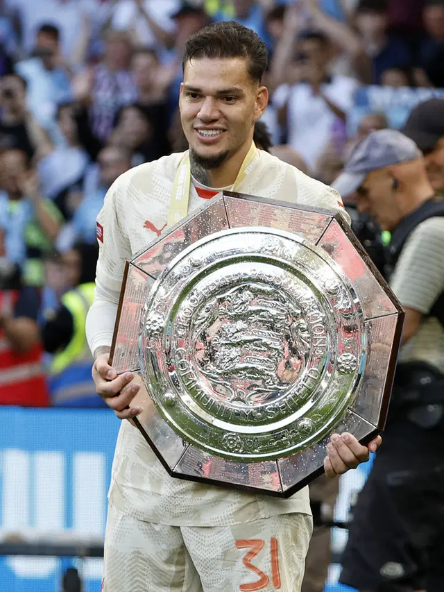 Kiper Manchester City, Ederson.