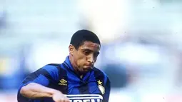 1. Roberto Carlos, didatangkan Inter Milan saat usianya 22 tahun dari Palmeiras. Hanya satu musim bek kiri ini berseragam biru hitam sebelum akhirnya pindah dan menjadi legenda di Real Madrid. (www.pinterest.com)