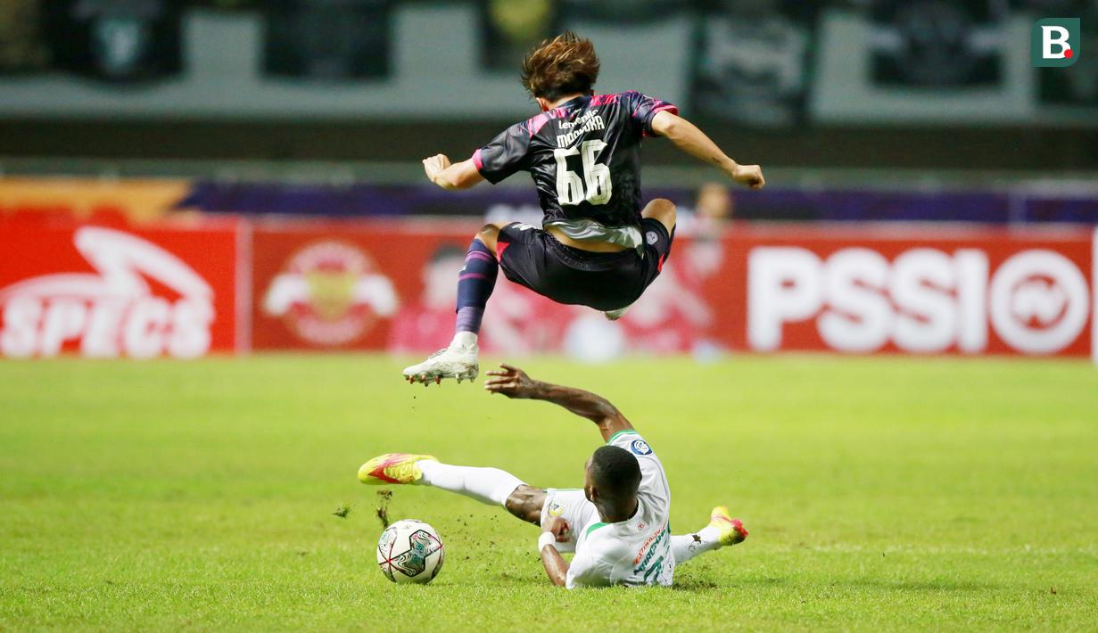 Pemain Rans Nusantara FC, Mitsuru Maruoka, melompat menghindari tekel pemain PSS Sleman, Marckho Sandi Merauje, pada laga BRI Liga 1 di Stadion Pakansari, Bogor, Jumat (29/7/2022). (Bola.com/M Iqbal Ichsan)