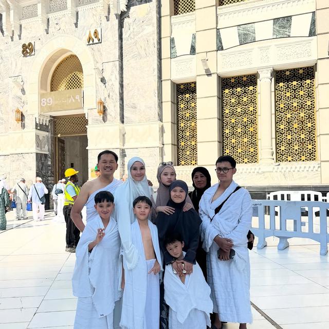 Potret 6 Keluarga Artis Umroh di Akhir 2024, Maudy Koesnaedi Kembali Usai 20 Tahun
