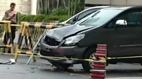 Kondisi mobil yang tertimpa seseorang bunuh diri di Menara BCA. (twitter/@felixsaputra_s)
