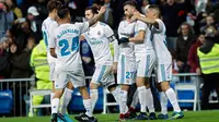 Pemain Real Madrid, Borja Mayoral mendapat ucapan selamat usai mencetak gol ke gawang Fuenlabrada pada laga Copa del Rey 2017-2018 di Stadion Santiago Bernabeu, Selasa (28/11). Madrid lolos ke 16 besar, meski bermain imbang 2-2. (AP Photo/Francisco Seco)