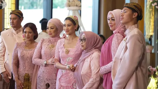 6 Potret Manis Zahwa Massaid Berkebaya Pink, Tak Kuasa Tahan Tangis saat Restui Aaliyah Massaid untuk Dilangkahi