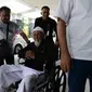 Abu Bakar Ba'asyir dibantu petugas saat tiba di RSCM Kencana, Jakarta, Selasa (29/1). Abu Bakar Ba'asyir akan menjalani pemeriksaan kesehatan secara rutin untuk memeriksa kesehatannya pertiga bulan. (Merdeka.com/Imam Buhori)