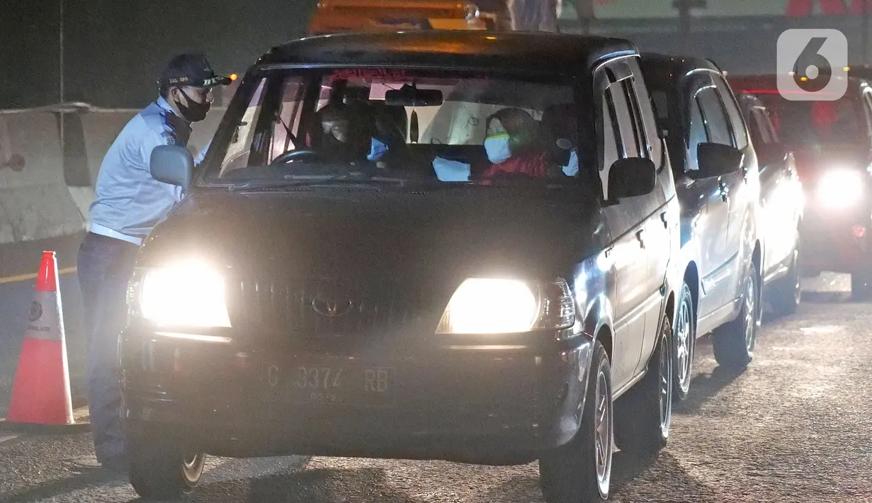Petugas memeriksa kendaraan di Tol Jakarta-Cikampek Km 47, Karawang, Jawa Barat, Kamis (28/5/2020). Petugas memutarbalikkan kendaraan menuju Jakarta yang tidak dilengkapi  SIKM Jakarta dalam upaya pencegahan COVID-19 sesuai Pergub DKI Jakarta Nomor 47 Tahun 2020. (Liputan6.com/Herman Zakharia)