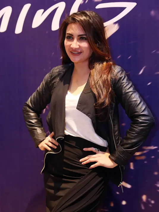 "Selfie with spidey at movie premiere Screening 'Spider-Man Homecoming' Makasiy @sonypicturesid buat Undangannya 😚 seruu dan keren loh filmnya!! #spiderman #premiere #gandariacity #selfie," tulis Natalie Sarah. (Nurwahyunan/Bintang.com)