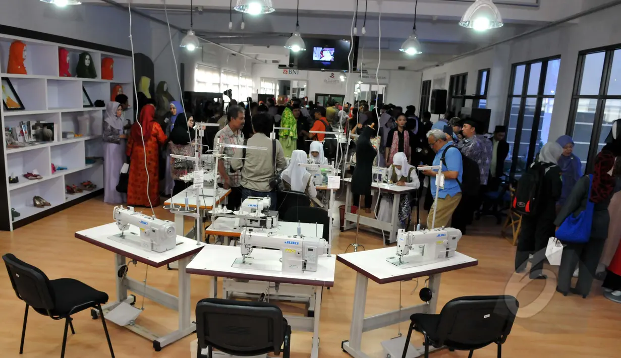 Kegiatan di sekolah fashion SMK NU Banat Kudus, Jawa Tengah di sela-sela peresmian sekolah ini sebagai sekolah fashion, Rabu (11/3/2015). (Liputan6.com/Panji Diksana)