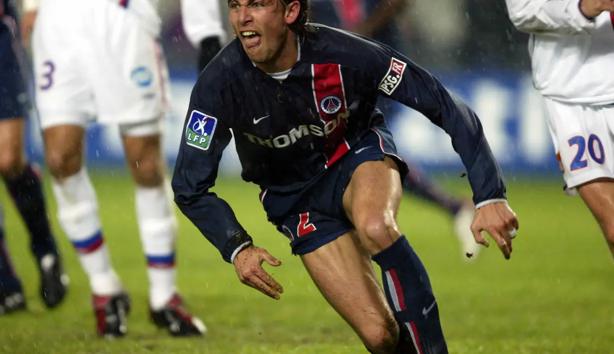 2. Gabriel Heinze - Salah satu bek kiri terbaik yang dimiliki oleh Man United dan PSG. Pemain Argentina tersebut merupakan pemain serba bisa yang mampu bermain di sisi kiri dan tengah pertahanan. (AFP/Franck Fife)