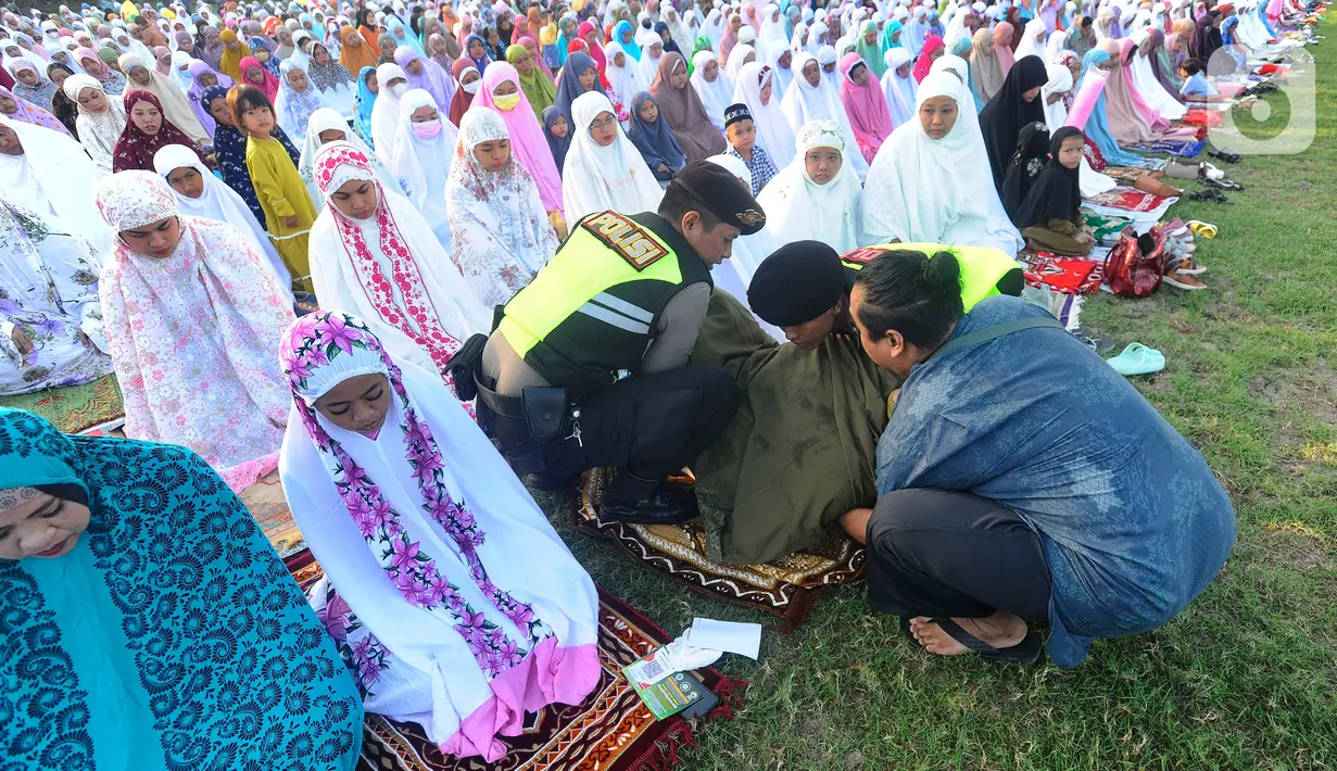 Tiba-tiba ada seorang jemaah perempuan pingsan, kejadian tepat pas Ibadah hari raya idul fitri 1444 H. (merdeka.com/Arie Basuki)